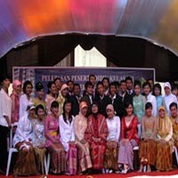 Pelepasan Siswa SMA 1 Surabaya Tanpa Penyerahan Medali